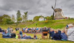 Openluchtdienst in amfitheater 